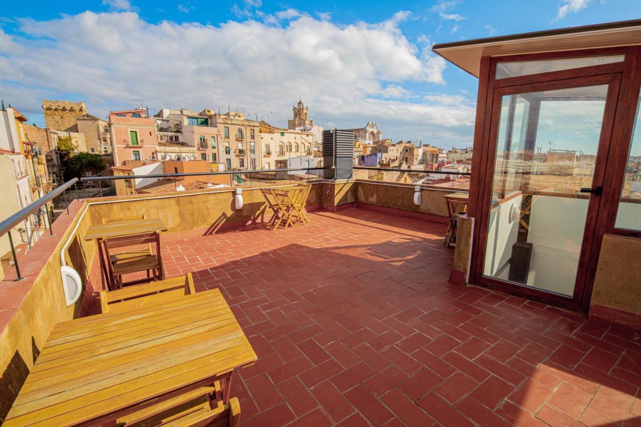3 En La Muralla Romana Junto A La Catedral Tarragona